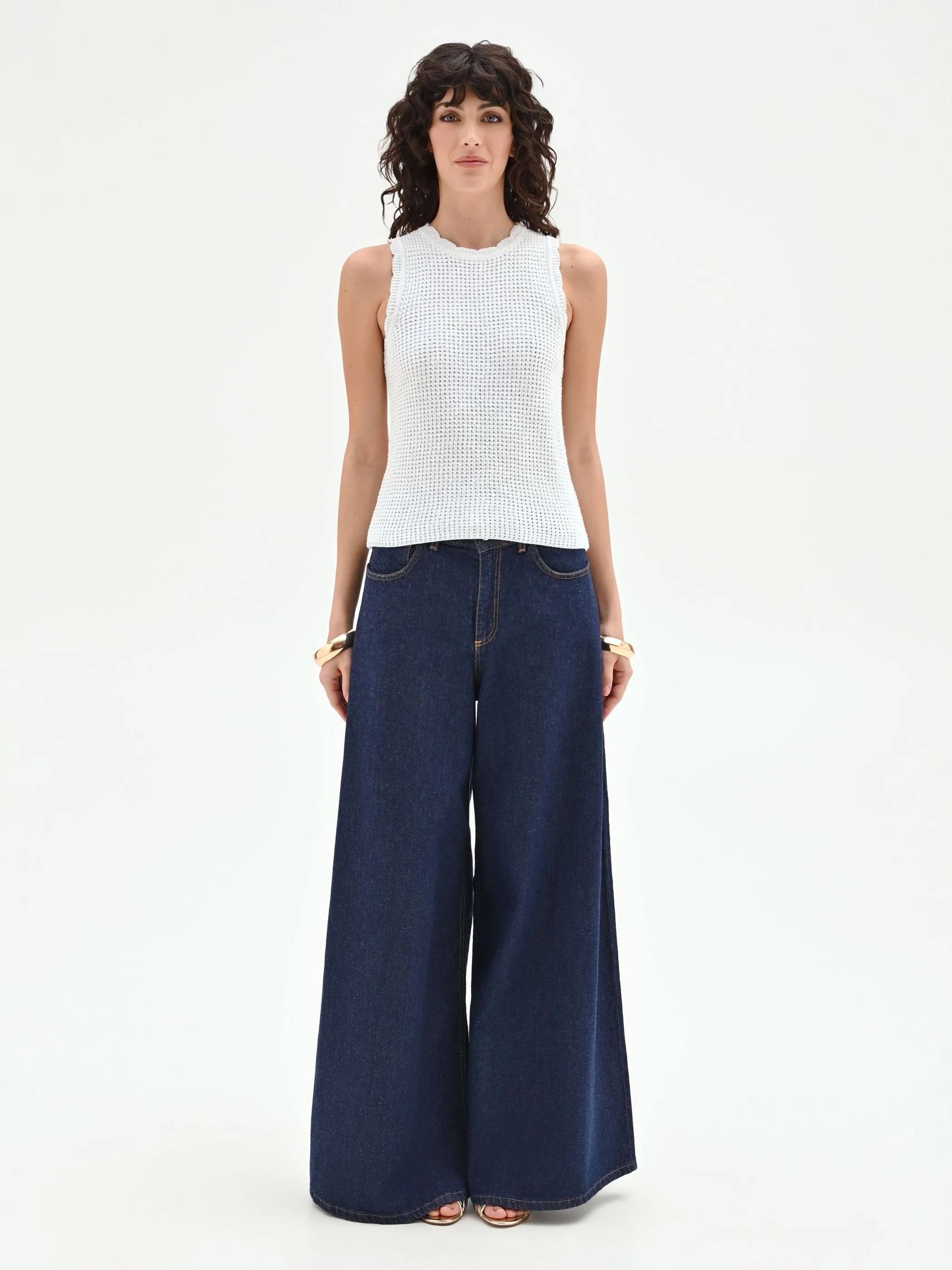 Top in maglia bianca con orli smerlati