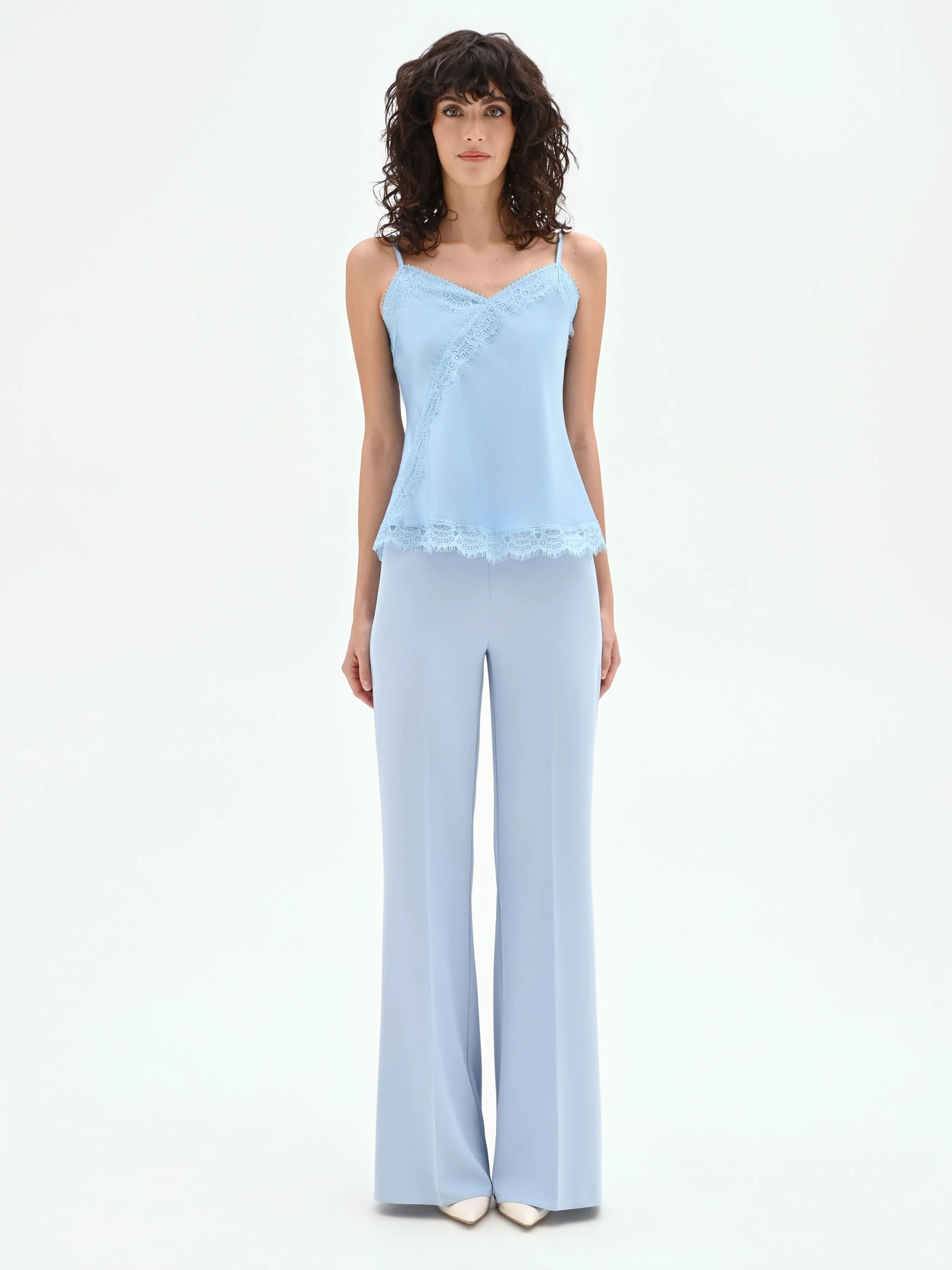 Top in raso cielo azzurro con dettagli in pizzo