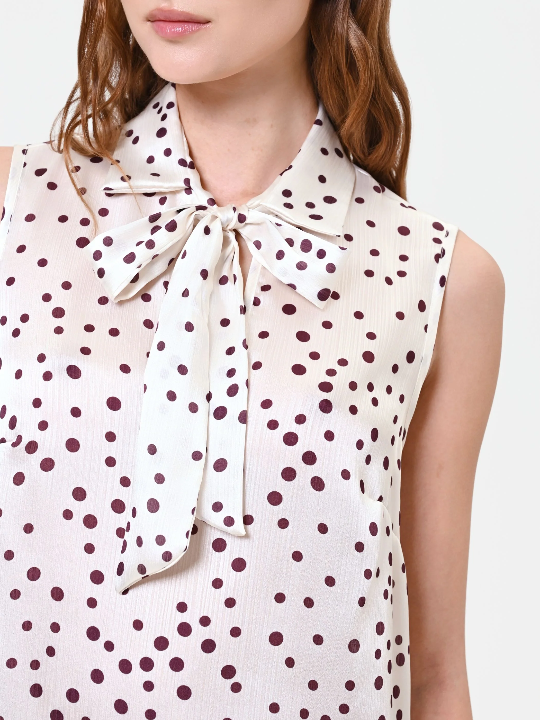 Top in raso con stampa a pois bordeaux