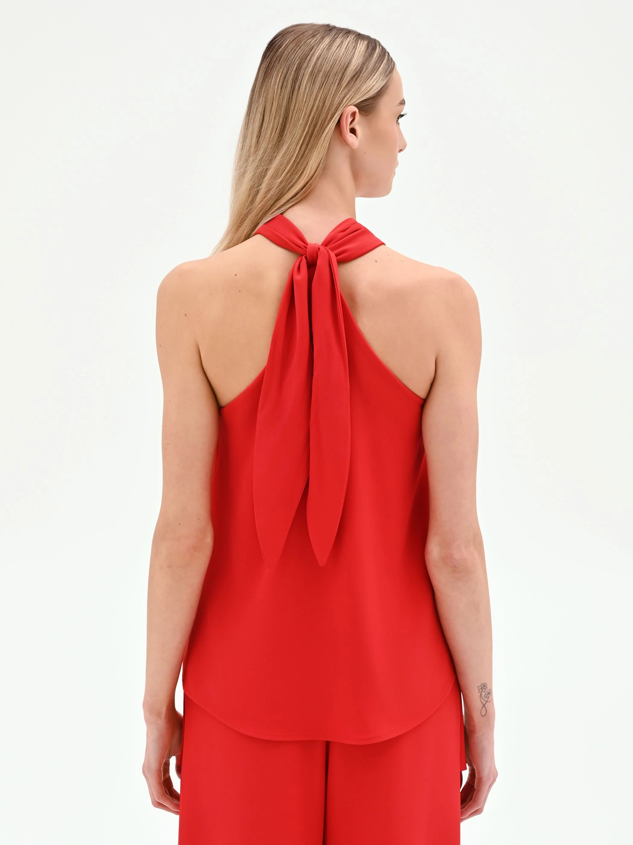 Top rosso con scollo all'americana e anello