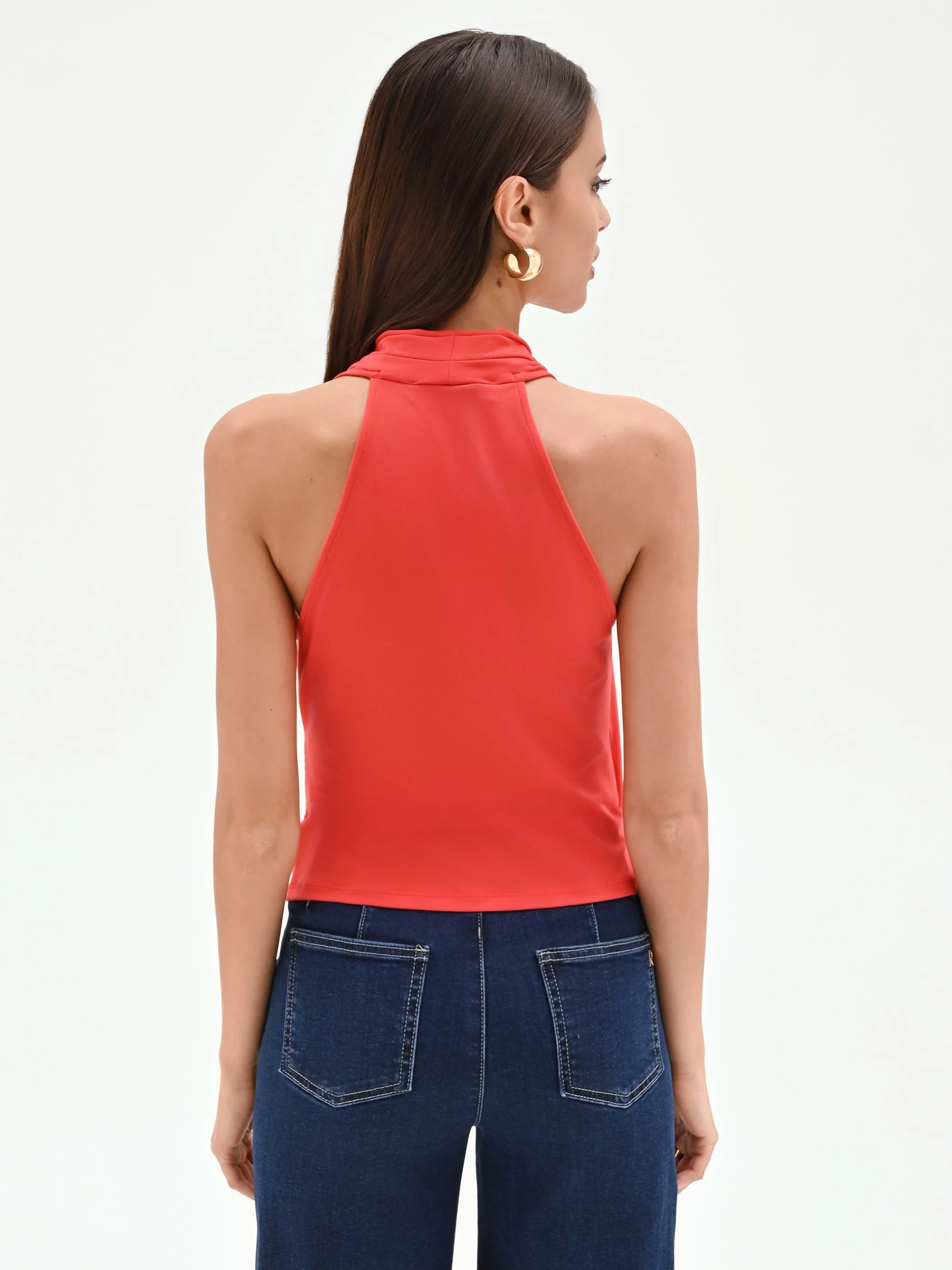 Top rosso fragola con design a incrocio
