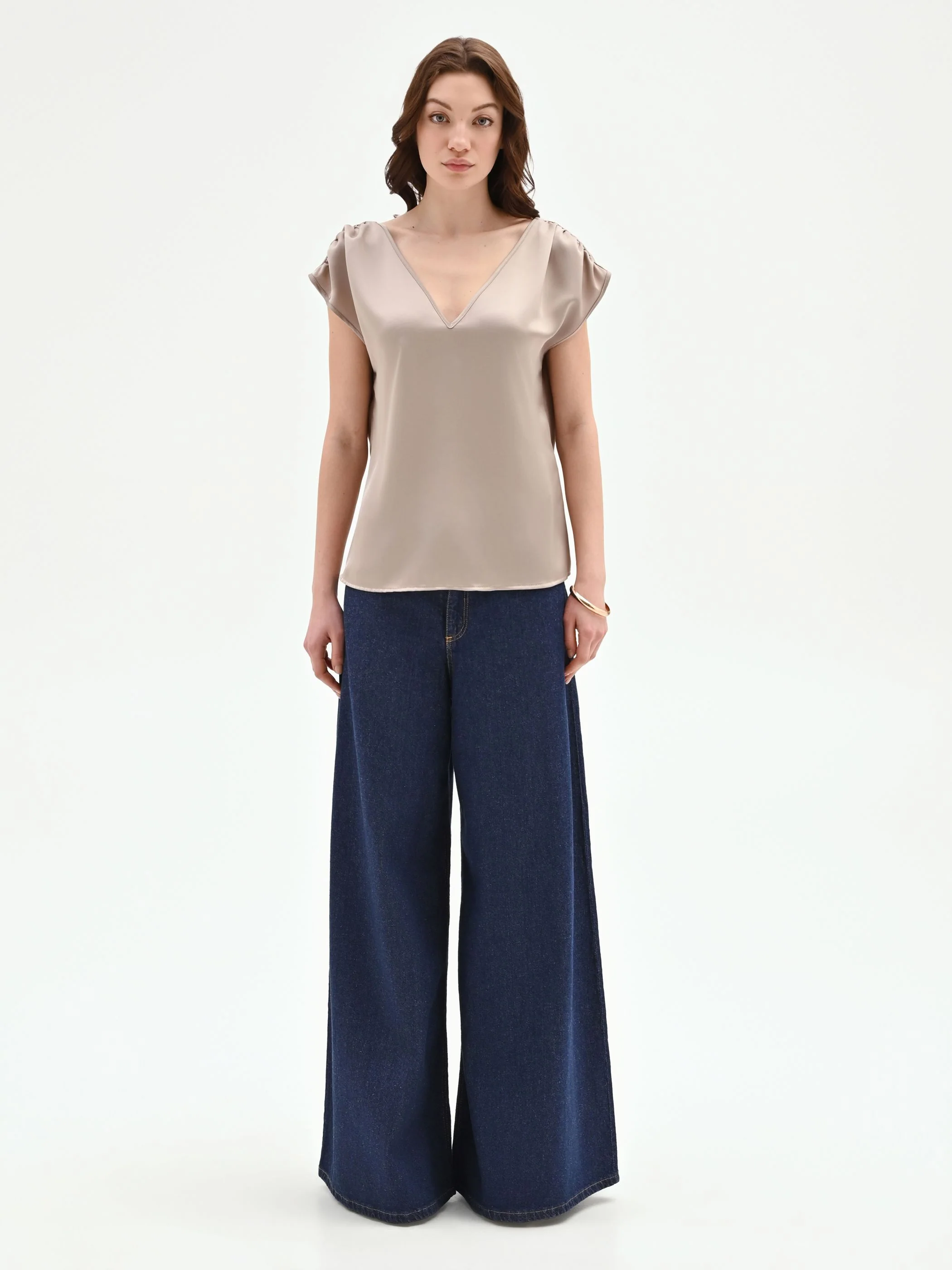Top tortora beige in raso con maniche a petalo