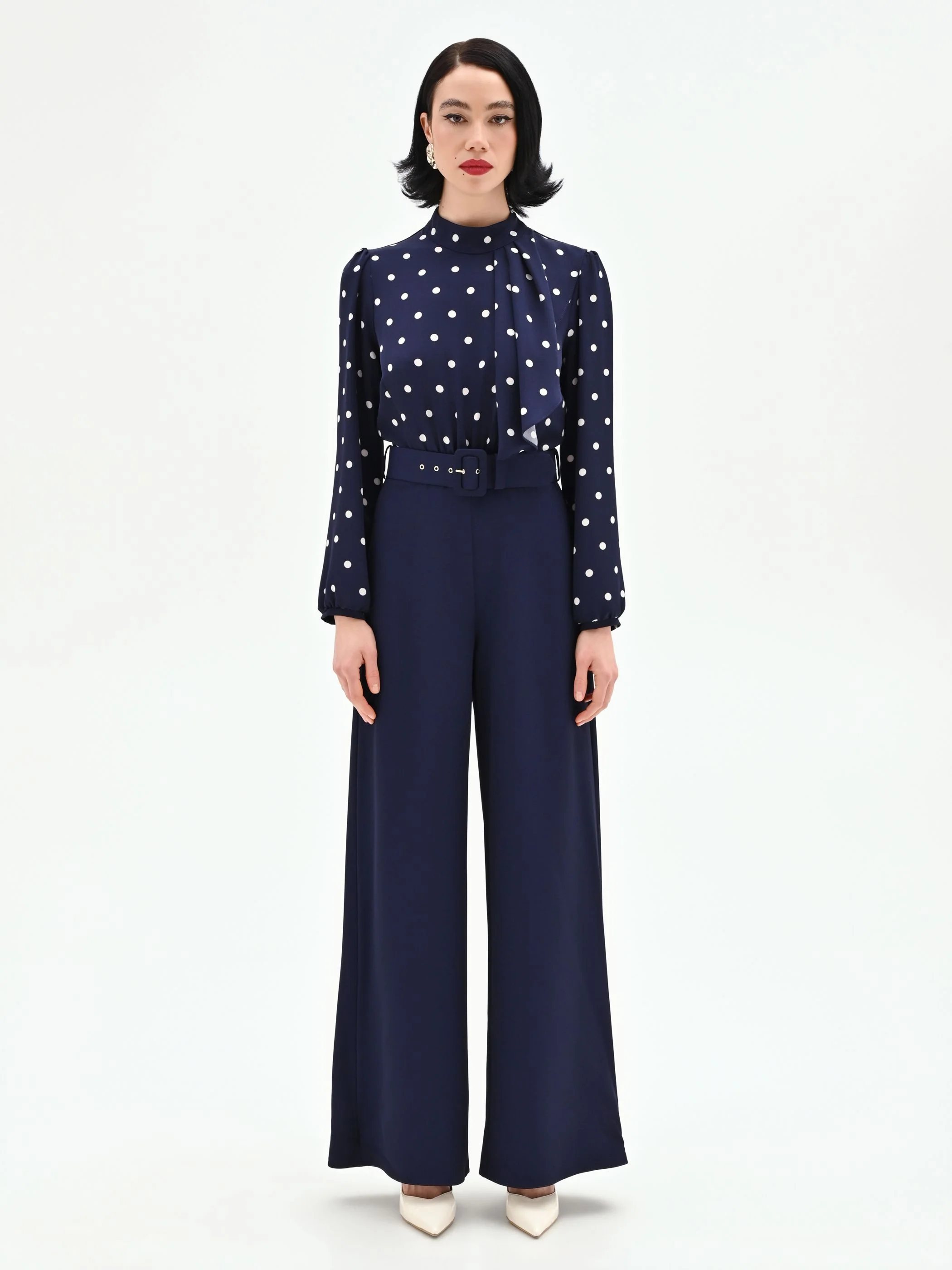 Tuta blu con blusa a pois e collo foulard
