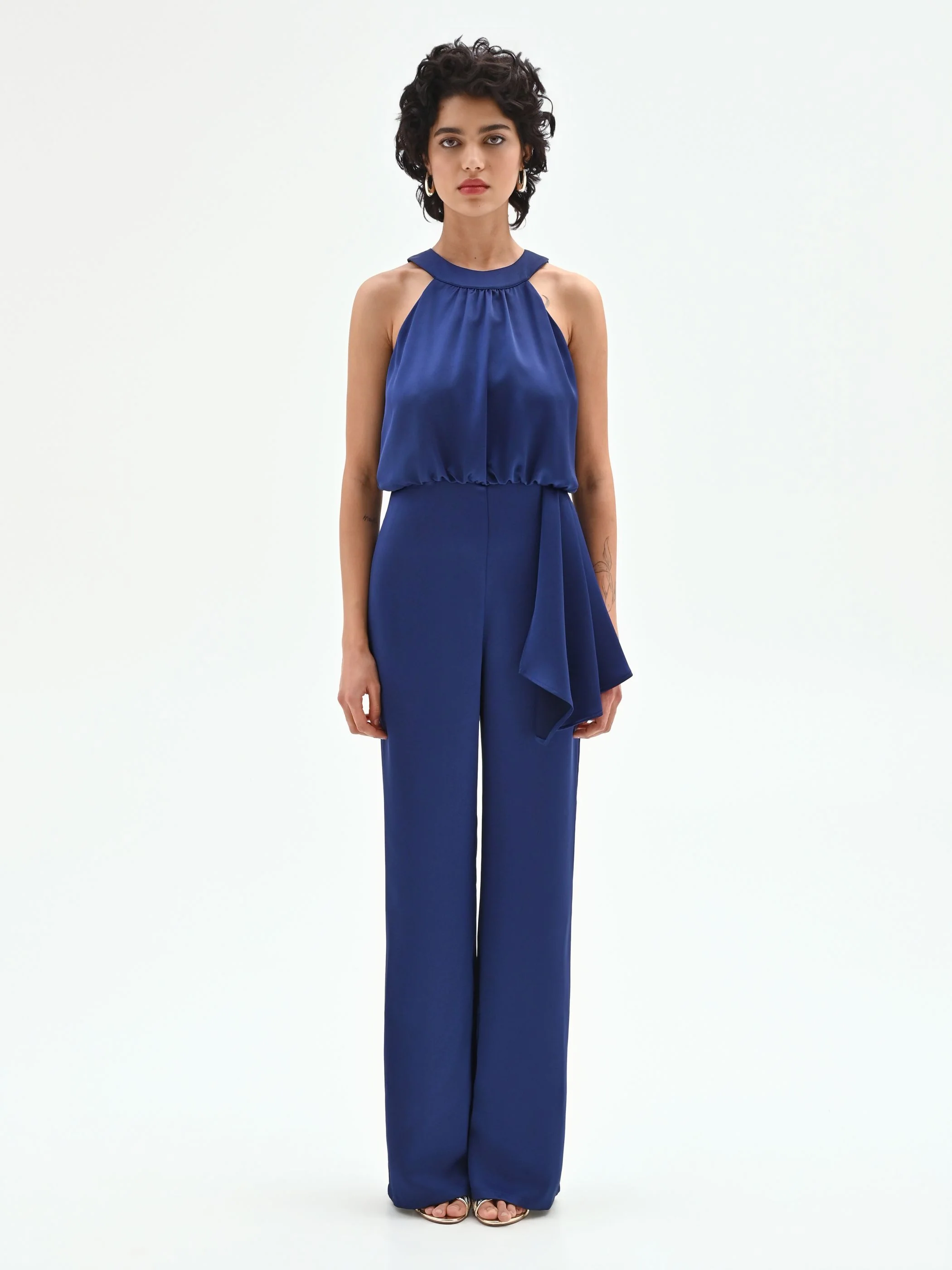Tuta elegante blu brillante con drappeggio laterale